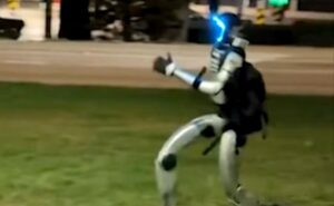 «Edward Warchocki», el robot humanoide que asombra a Polonia con sus interacciones