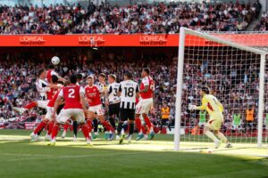 El Arsenal hizo los deberes frente al Newcastle para mantener el acecho a la cima de la Premier League
