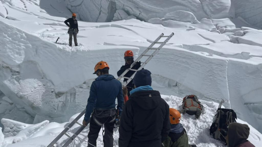 El Everest está 'abierto': desbloqueada la ruta de la cascada de Khumbu
