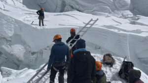 El Everest está ‘abierto’: desbloqueada la ruta de la cascada de Khumbu