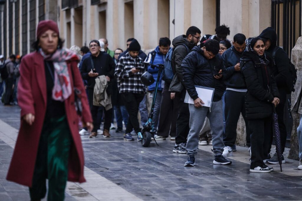 El Gobierno elimina la declaración responsable de la regularización de migrantes para acreditar ausencia de antecedentes