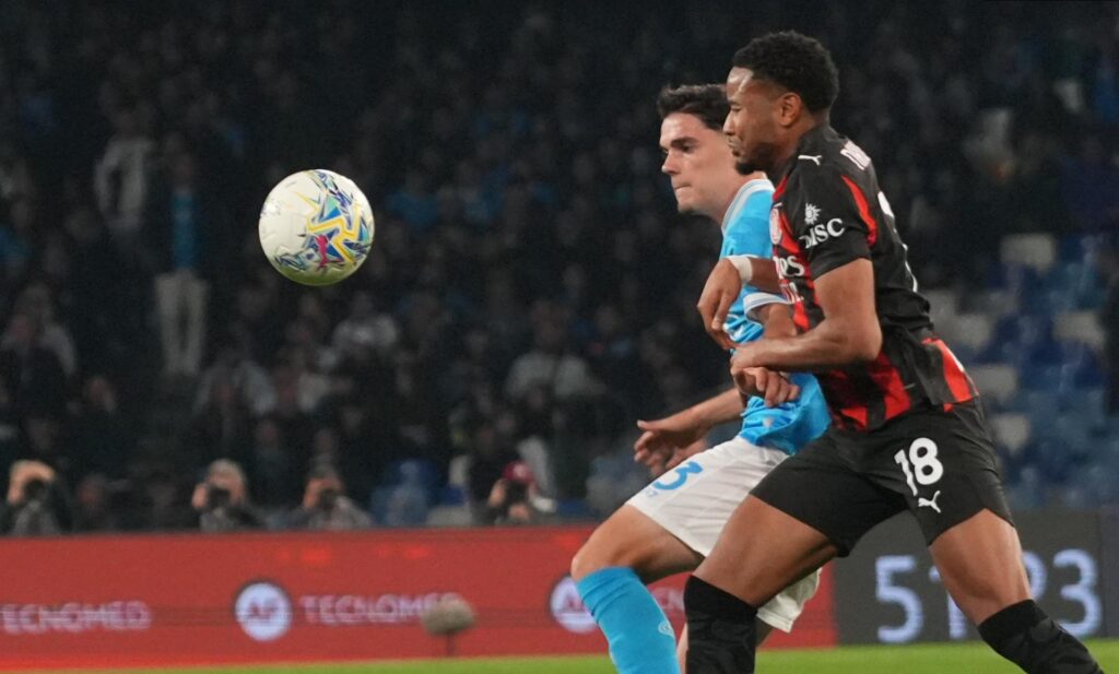 El Nápoli venció al Milan y mantiene la lucha por el Scudetto
