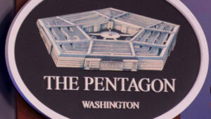 El Pentágono negocia con automotrices posible apoyo a la producción militar, según el WSJ