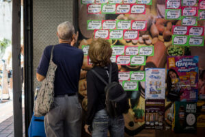 El Tiempo: Venezolanos no sienten el cambio en su bolsillo a tres meses de la captura de Maduro