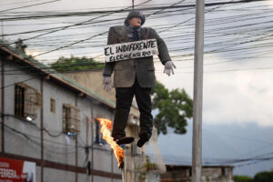 El agresivo accionar de un funcionario de la PNB para impedir la Quema de Judas en Caracas (VIDEO)