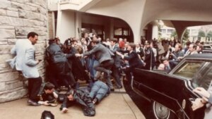 El antecedente que estremece: en el mismo lugar donde intentaron atacar a Donald Trump balearon a Ronald Reagan