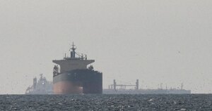 El bloqueo de EE.UU. a Ormuz no impide el tránsito de al menos tres barcos vinculados a Irán, uno de ellos chino