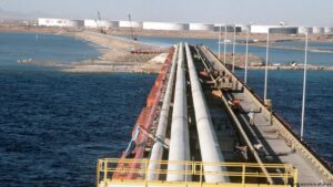 El bloqueo de Ormuz impulsa rutas alternativas para el crudo