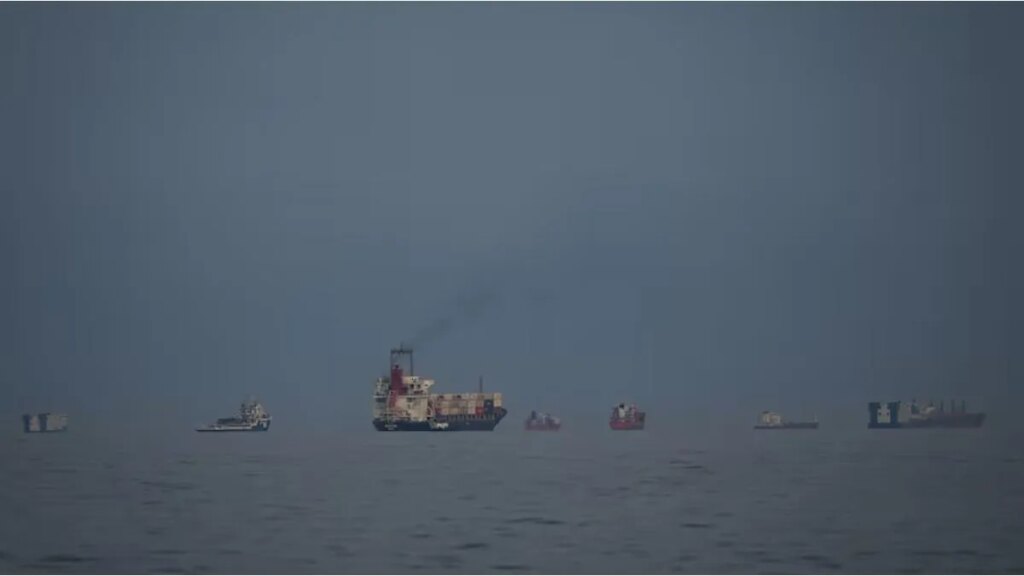 El bloqueo en el estrecho de Ormuz reduce al mínimo el tráfico en puertos iraníes durante su primera jornada completa