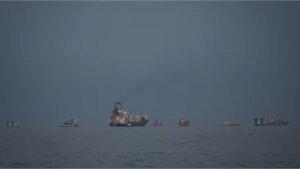 El bloqueo en el estrecho de Ormuz reduce al mínimo el tráfico en puertos iraníes durante su primera jornada completa
