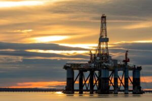 El brent supera los 111 dólares, aunque después se relaja hasta los 110, pendiente de Irán