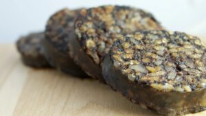 El curioso alimento finlandés que se parece a la morcilla de Burgos: se acompaña con salsa de arándanos y su origen se remonta al siglo XIX