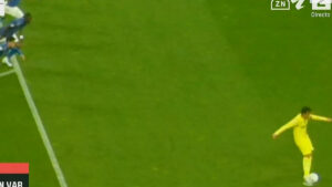 El ‘doble penalti’ del Villarreal: Pépé ‘salva’ a Parejo tras su error