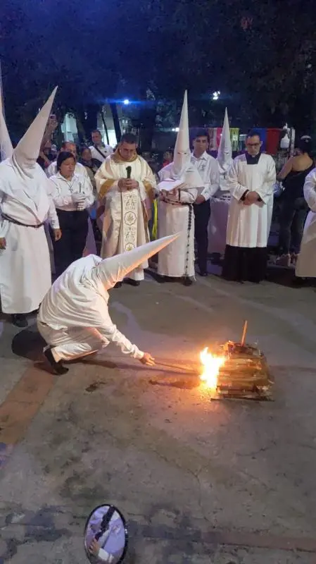 El fuego que dio paso a la Vigilia Pascual en San Antonio