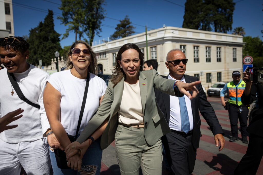 El gesto de María Corina Machado al auxiliar a una venezolana durante encuentro en Lisboa (IMÁGENES)