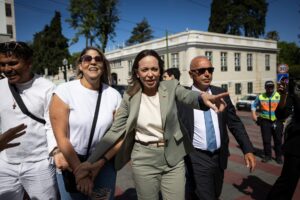 El gesto de María Corina Machado al auxiliar a una venezolana durante encuentro en Lisboa (IMÁGENES)