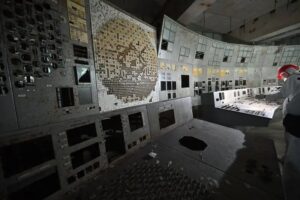 El hombre con «el trabajo más peligroso del mundo»: recorre el laberinto radioactivo bajo el reactor de Chernóbil