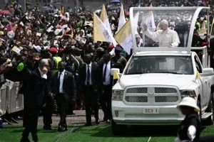 El papa dice que hay «pan para todos» si no se «acapara», en una misa multitudinaria en Duala