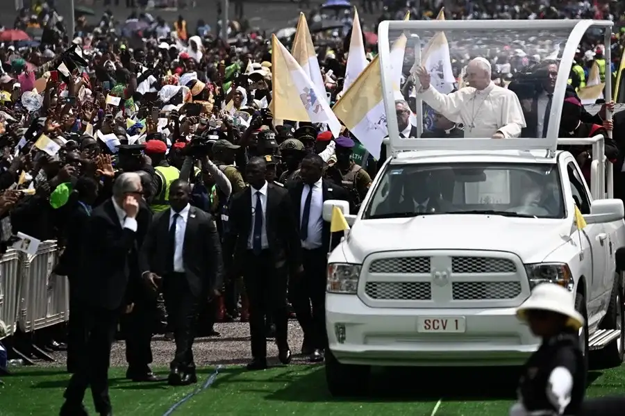 El papa dice que hay «pan para todos» si no se «acapara», en una misa multitudinaria en Duala