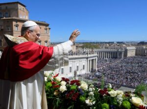 El papa pide elegir la paz en su primer mensaje de Pascua