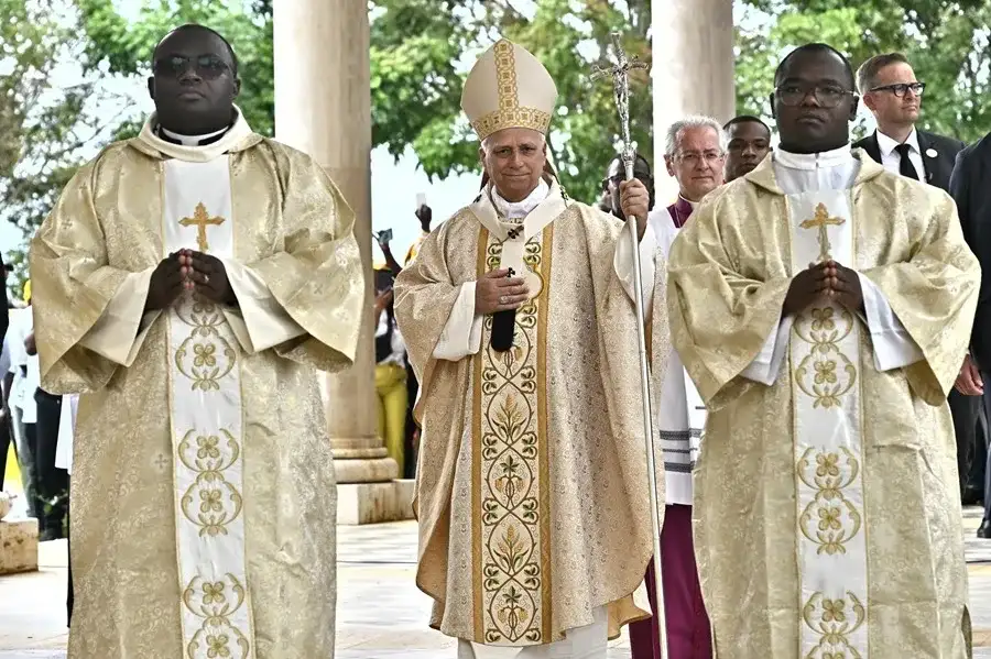 El papa pide que «crezcan los espacios de libertad» en Guinea