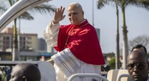 El papa visita una residencia de ancianos en Angola