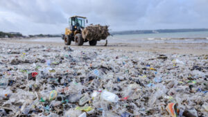El paraíso que se convirtió en vertedero: la ‘isla de los dioses’ se ahoga en basura