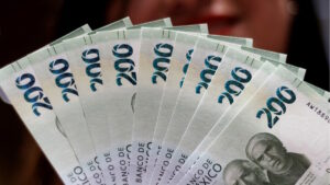 El peso mexicano se deprecia 2.61 % en abril, pero registra avance en lo que va del año