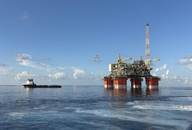 El petróleo de Texas roza los 100 dólares tras rechazo de EEUU al plan de Irán para Ormuz