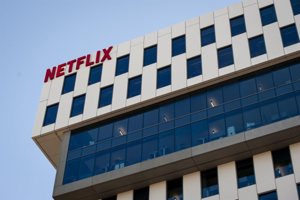 El plan de Netflix para hacerle frente al fracaso en la oferta de adquisición de Warner Bros