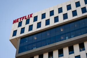 El plan de Netflix para hacerle frente al fracaso en la oferta de adquisición de Warner Bros