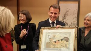 El presidente francés, Macron, recibe un dibujo de Porco Rosso de Hayao Miyazaki, símbolo de la defensa de la libertad | elperiodico.com