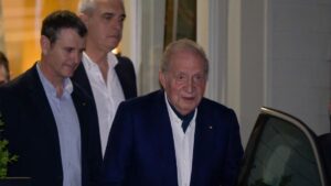 El primer plan del rey Juan Carlos tras su llegada a Galicia: cena con amigos en su marisquería favorita