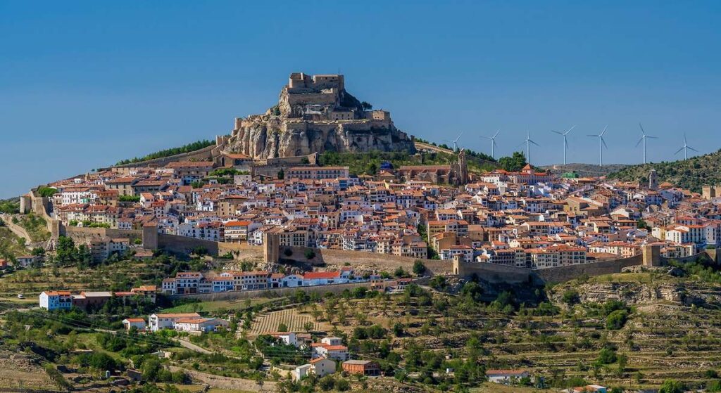 El pueblo medieval que tienes que conocer esta primavera: una villa-fortaleza, una muralla de 2 kilómetros y 14 torres