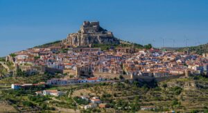 El pueblo medieval que tienes que conocer esta primavera: una villa-fortaleza, una muralla de 2 kilómetros y 14 torres