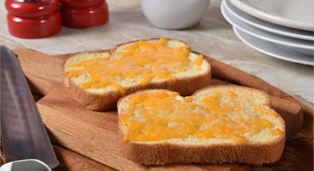 El queso sobre tostada es mucho más sabroso si le agregas un ingrediente común antes de derretirlo