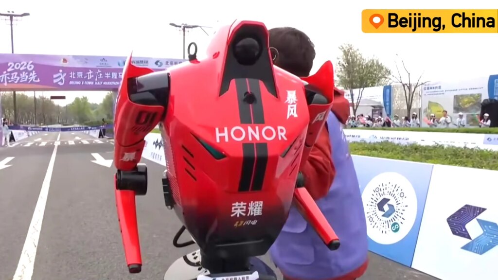 El robot humanoide de Honor rompe el récord mundial de media maratón y deja en ridículo a Tesla