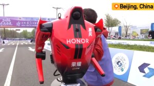 El robot humanoide de Honor rompe el récord mundial de media maratón y deja en ridículo a Tesla