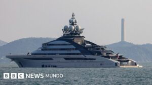 El superyate ruso vinculado a un aliado de Putin que navegó por el estrecho de Ormuz a pesar del bloqueo