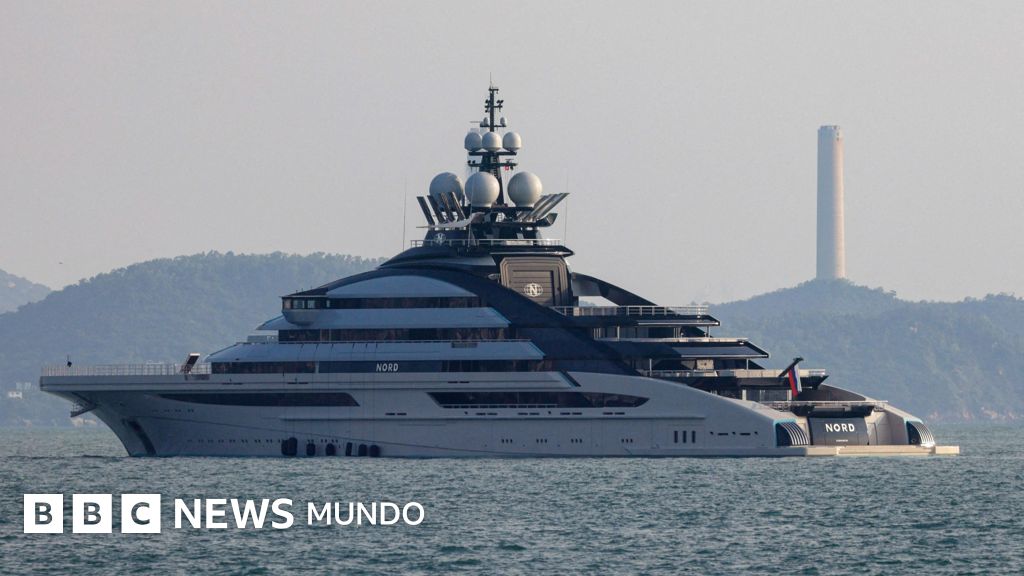 El superyate ruso vinculado a un aliado de Putin que navegó por el estrecho de Ormuz a pesar del bloqueo
