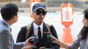 El ‘youtuber’ Johnny Somali, condenado a seis meses de prisión por besar una estatua emblemática en Corea del Sur | elperiodico.com