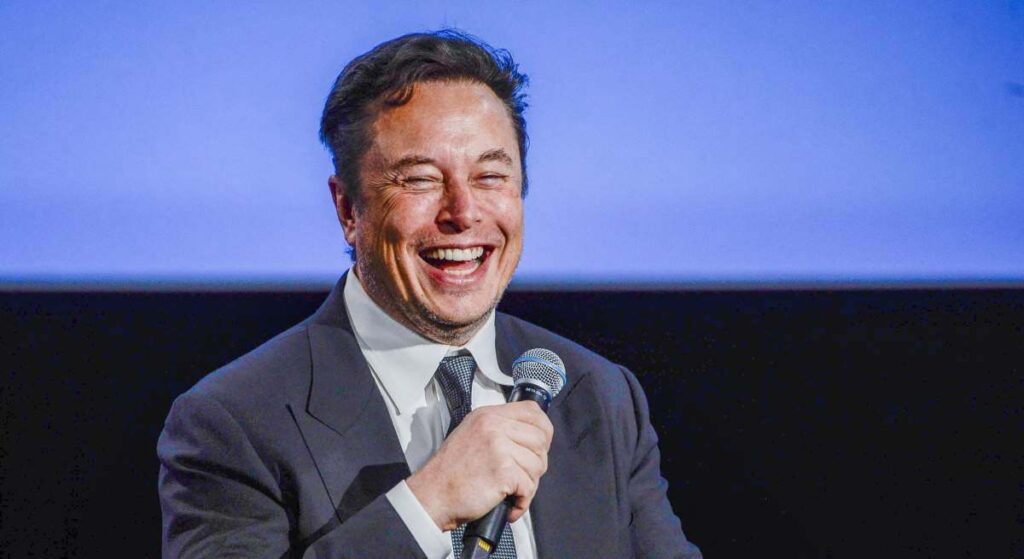 Elon Musk "No confundas la formación con la educación. Yo no estudié en Harvard, pero las personas que trabajan para mí sí"