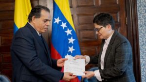 Embajador del régimen de Delcy Rodríguez presentó Copias de Estilo en Colombia