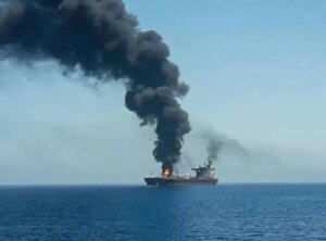 Embarcaciones iraníes disparan contra un petrolero en Ormuz