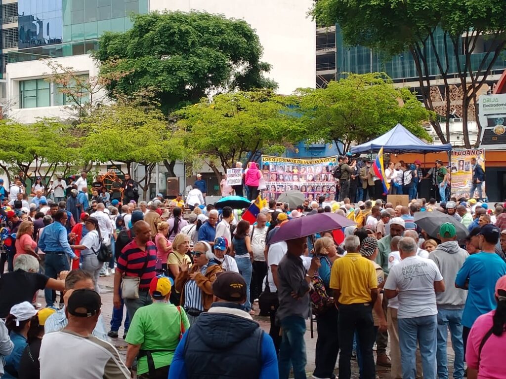 En FOTOS: Las peticiones que llevan los trabajadores a la Embajada de EEUU para exigir salarios dignos