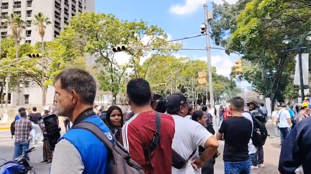 En VIDEO: manifestantes se suman a la concentración en la plaza Morelos en Caracas este #30Abr