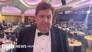 «En segundos todos estábamos bajo la mesa»: el testimonio del periodista de la BBC que estaba en la cena de corresponsales con Trump cuando ocurrió el tiroteo