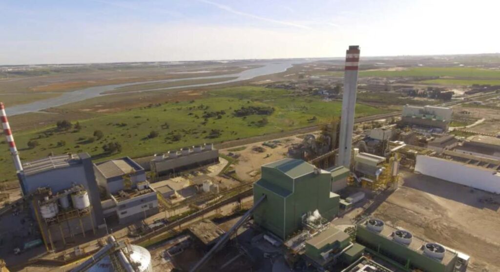 Ence reduce casi a la mitad sus pérdidas pese a las huelgas en Navia y los temporales