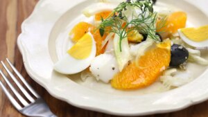 Ensalada templada de naranja y huevo: una receta fácil, sana y perfecta para la primavera