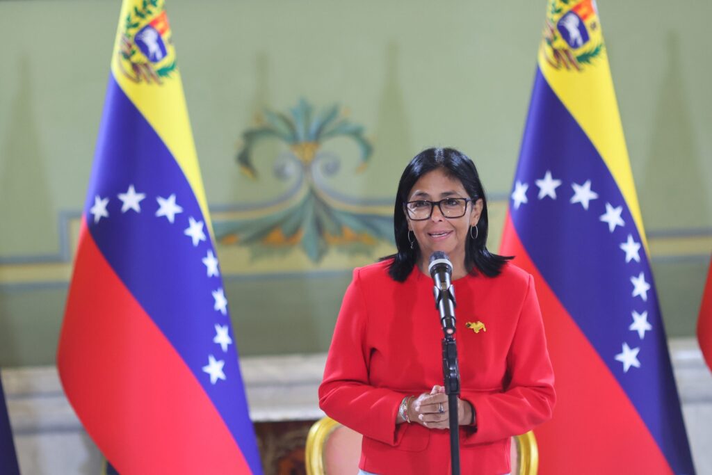 Entre la promesa y la presión: El dilema del aumento salarial frente a la política de Delcy Rodríguez